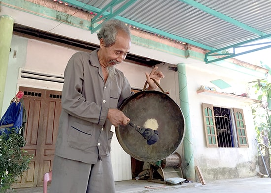 Già làng Hồ Văn Xây cho biết, ngày xưa, để có 1 cái cồng chiêng người Mơ Nông phải đổi 1 con trâu. Ảnh: PHAN VINH