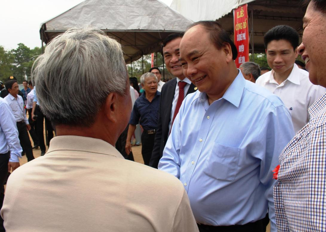 Thủ tướng Nguyễn Xuân Phúc ân cần thăm hỏi người dân xã Quế Phú.