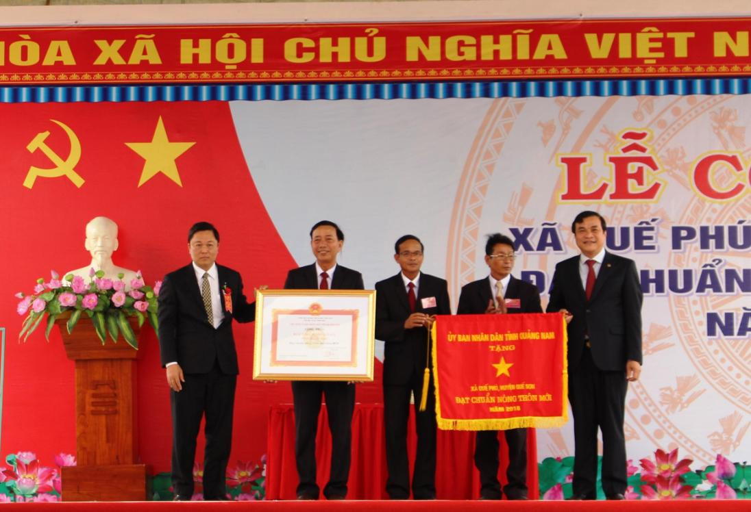 Bí thư Tỉnh ủy Phan Việt Cường cùng Phó Chủ tịch UBND tỉnh Lê Trí Thanh trao bằng công nhận và Cờ thi đua xuất sắc cho lãnh đạo xã Quế Phú.