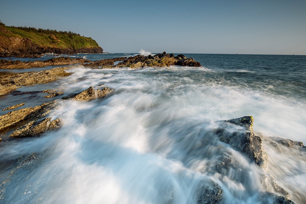 In the sunlight, the reef becomes sparkling. It is really a paradise that attracts a lot of young people.