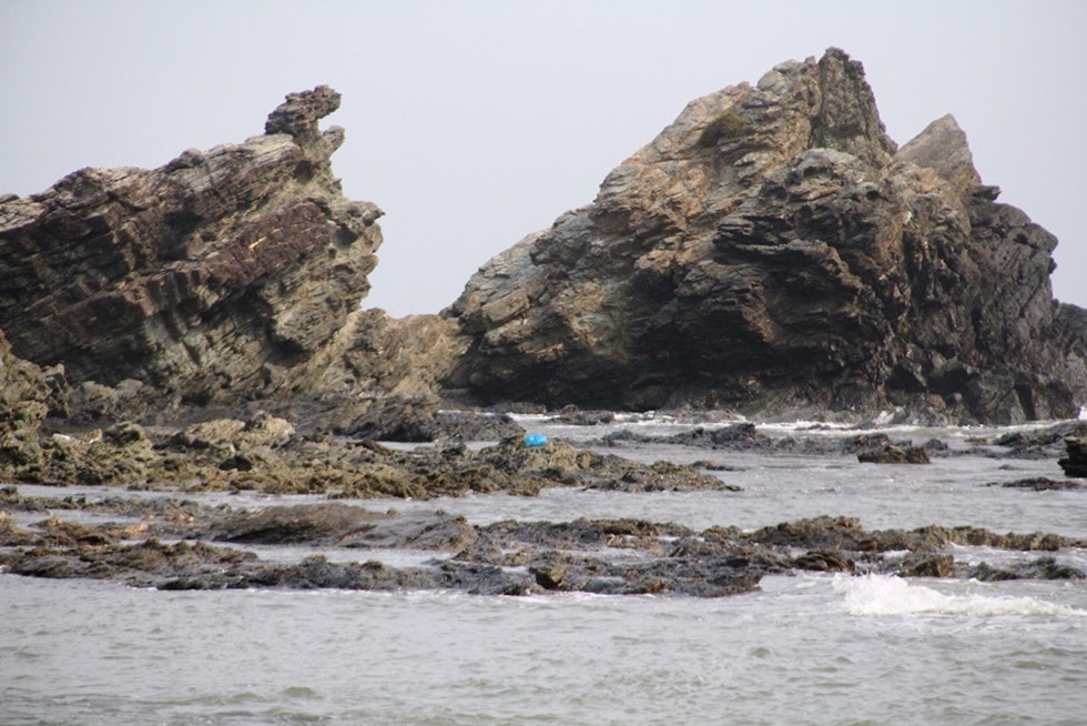 Two stone blocks named Mr. Dun and Mrs. Che of the reef make the scene more original and interesting with the shape like a big gate overlooking the sea.
