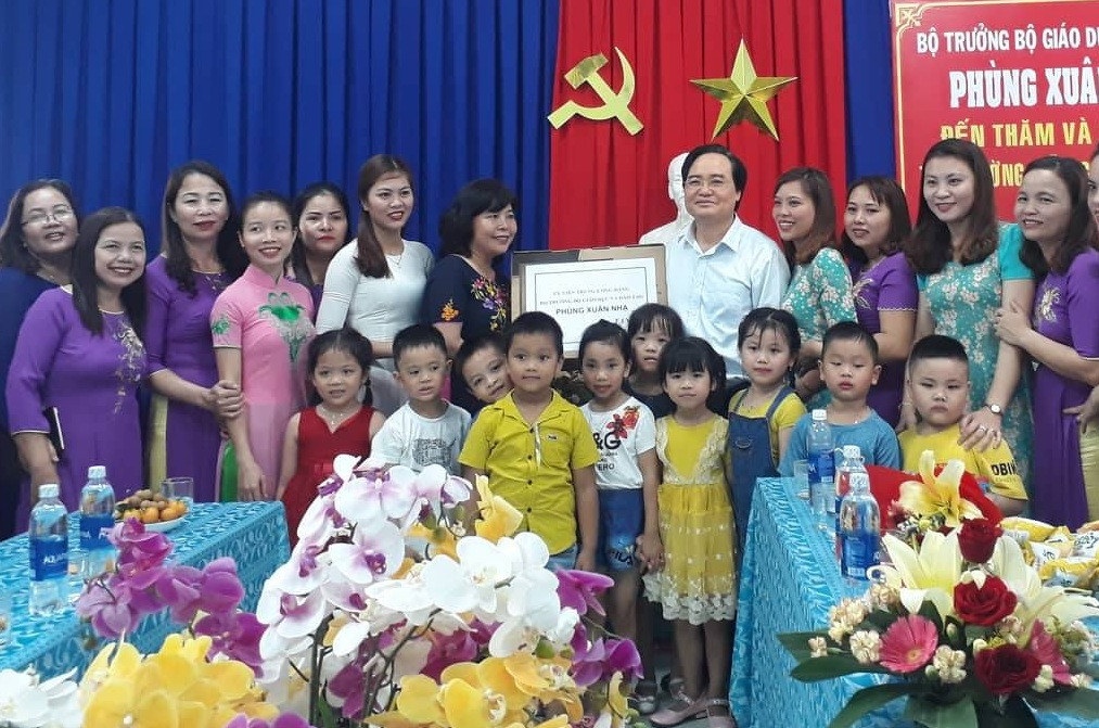 Bộ trưởng Bộ Giáo dục và Đào tạo Phùng Xuân Nhạ trao tặng 5 bộ máy tính cho trường mẫu giáo Quế Thuận. ẢNH DT