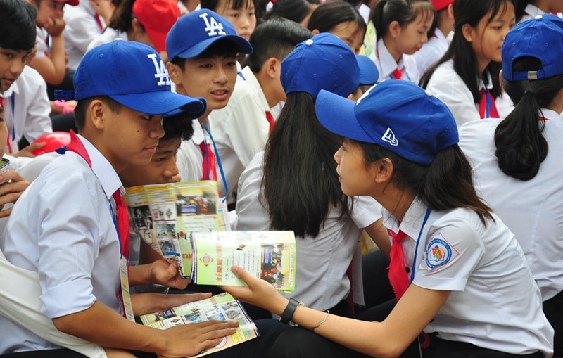 Học sinh khối lớp 9 trao đổi về những thông tin tuyên sinh, hướng nghiệp của Trường Cao đẳng Kinh tế - kỹ thuậ Quảng Nam. nh: V,A