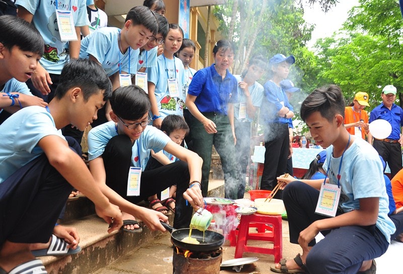 Học sinh khối lớp 9 trao đổi về những thông tin tuyên sinh, hướng nghiệp của Trường Cao đẳng Kinh tế - kỹ thuậ Quảng Nam. nh: V,A