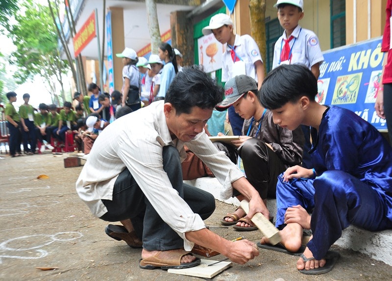 Học sinh khối lớp 9 trao đổi về những thông tin tuyên sinh, hướng nghiệp của Trường Cao đẳng Kinh tế - kỹ thuậ Quảng Nam. nh: V,A