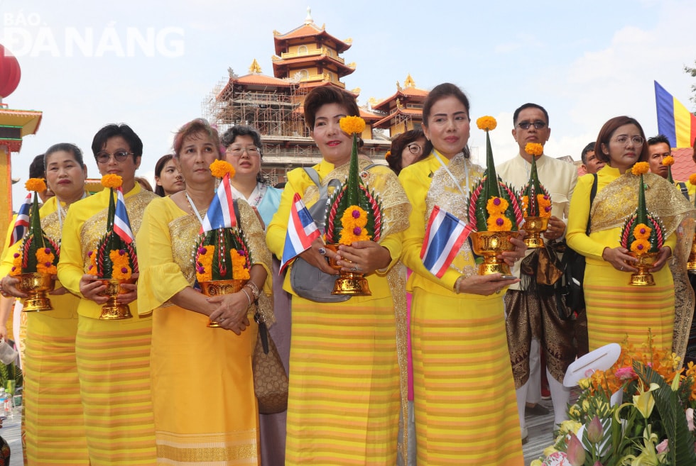 Đoàn phật tử Thái Lan trong trang phục truyền thống tham dự tại lễ hội. Ảnh: NGỌC HÀ