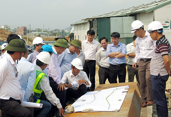 Lãnh đạo Quảng Nam kiểm tra các dự án đầu tư tại Chu Lai. Ảnh: T.D