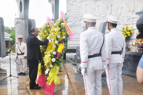  Thủ tướng Nguyễn Xuân Phúc dâng hoa tại  Nghĩa trang liệt sĩ tỉnh. Ảnh: X.P