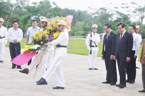 Bí thư Tỉnh ủy Phan Việt Cường và Chủ tịch UBNd tỉnh Đinh Văn Thu viếng hương Nghĩa trang liệt sĩ tỉnh. Ảnh: X.P