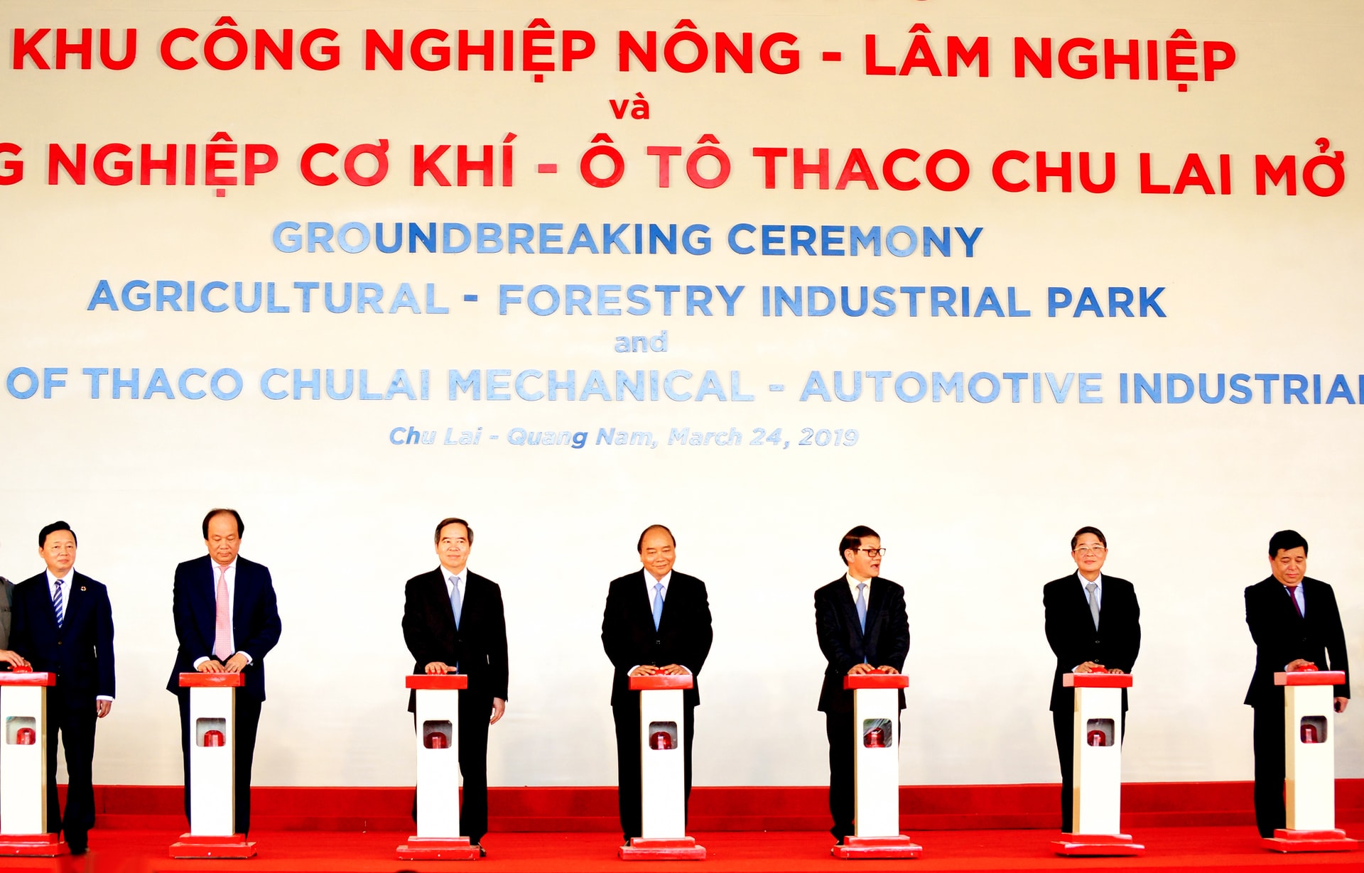 Thủ tướng Chính phủ Nguyễn Xuân Phúc thực hiện nghi thức khởi công dựa án KCN Nông - Lâm nghiệp và Dự án KCN cơ khí và ô tô Chu lai mở rộng. Ảnh: PHƯƠNG THẢO