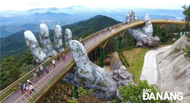 Cầu Vàng trên Bà Nà Hills trở thành biểu tượng mới của du lịch Đà Nẵng.