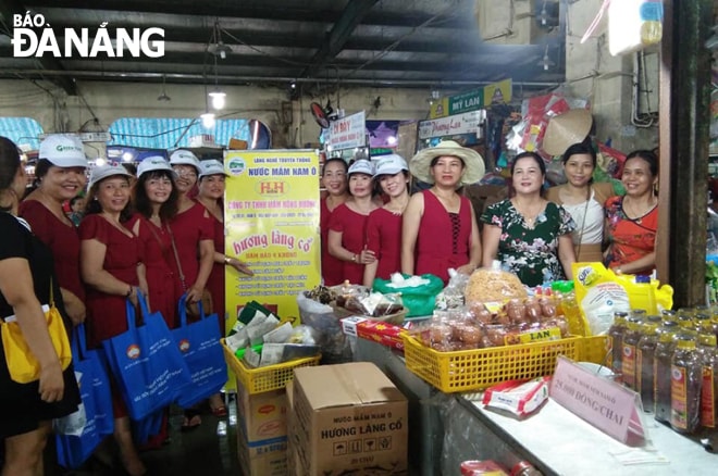 Các cơ sở sản xuất mắm của làng nghề vẫn đang tự tìm các kênh tiêu thụ cho sản phẩm của mình sản xuất ra. Trong ảnh: Sản phẩm của Công ty TNHH Hồng Hương tại một quầy hàng ở chợ.