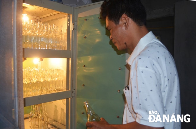 Chai lọ sử dụng chiết mắm thành phẩm được làm sạch, sấy khô bảo đảm an toàn vệ sinh thực phẩm. Trong ảnh: Tủ sấy chai lọ của cơ sở sản xuất nước mắm Bình Minh. Ảnh: THU HÀ