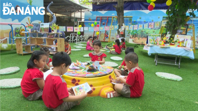 Học sinh Trường Mầm non Bạch Dương xem truyện tranh.