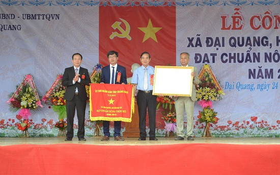 Trao bằng công nhận và Cờ thi đua xuất sắc của UBND tỉnh cho xã Đại Quang. Ảnh: KK