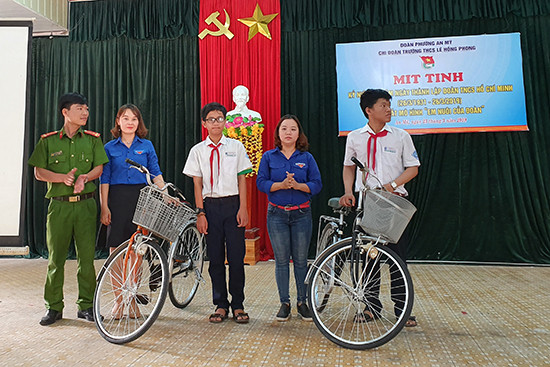 Tặng xe đạp cho học sinh khó khăn.