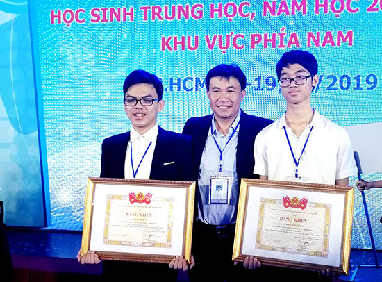 Lê Nguyễn Trường An (phải) và Phạm Gia Huy (trái) nhận Bằng khen của Bộ GD-ĐT tại cuộc thi KHKT cấp quốc gia khu vực phía Nam. (Ảnh: Nhân vật cung cấp)