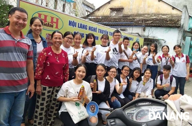 Nên quy hoạch làng nghề, có khu trưng bày cách làm nước mắm để khách tham quan. TRONG ẢNH: Du khách tham quan và chụp ảnh lưu niệm tại Công ty TNHH Hồng Hương.