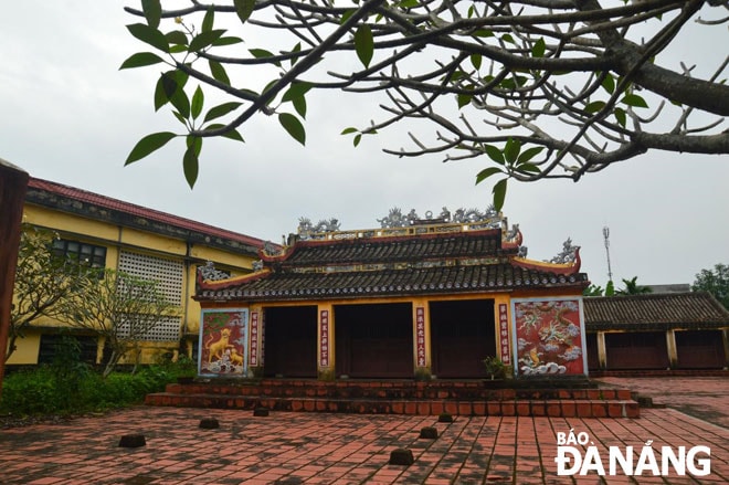 Đình làng Túy Loan nằm bên dòng sông Túy Loan hiền hòa.