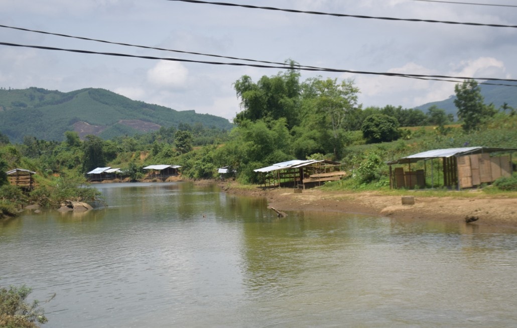 Công trình trái phép mọc lên hai bên bờ sông Tum. Ảnh: THANH THẮNG