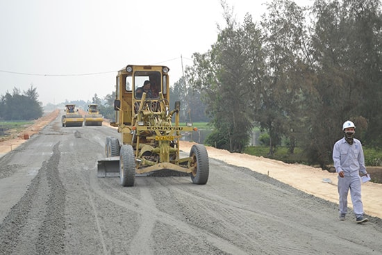 Nhà thầu thi công đoạn nối đường dẫn cầu Trường Giang nhờ mặt bằng hanh thông từ trước. Ảnh: C.TÚ