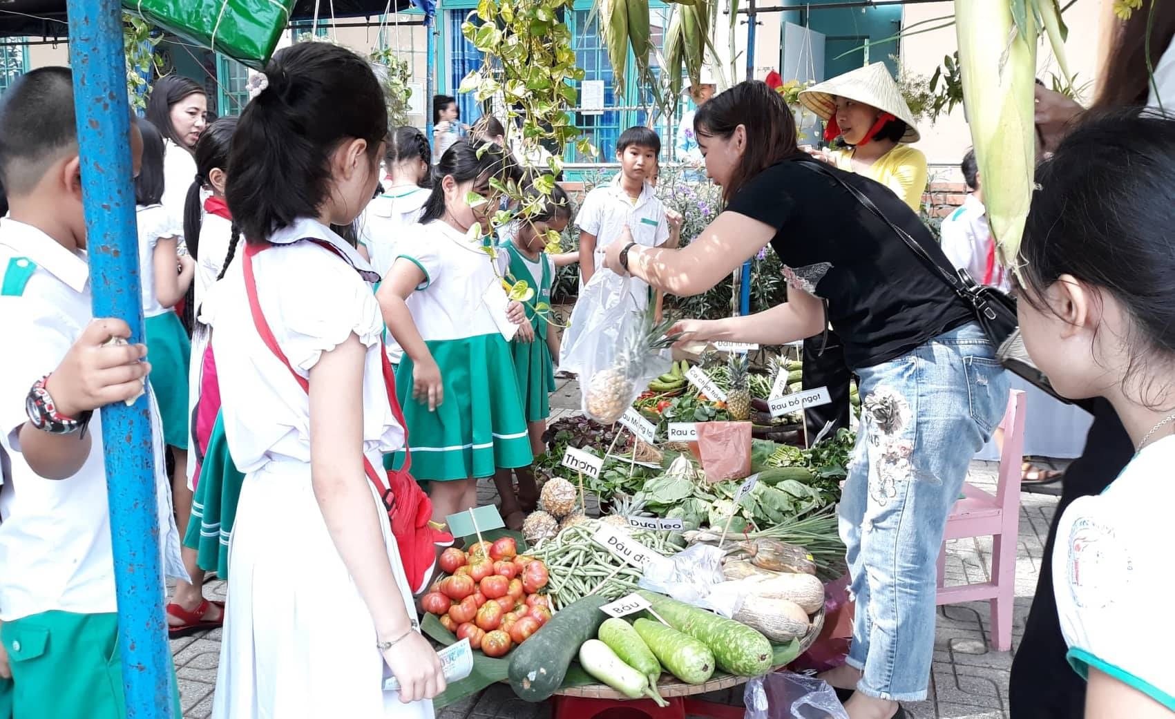 Học sinh mua hàng ở chợ quê. Ảnh: C.N