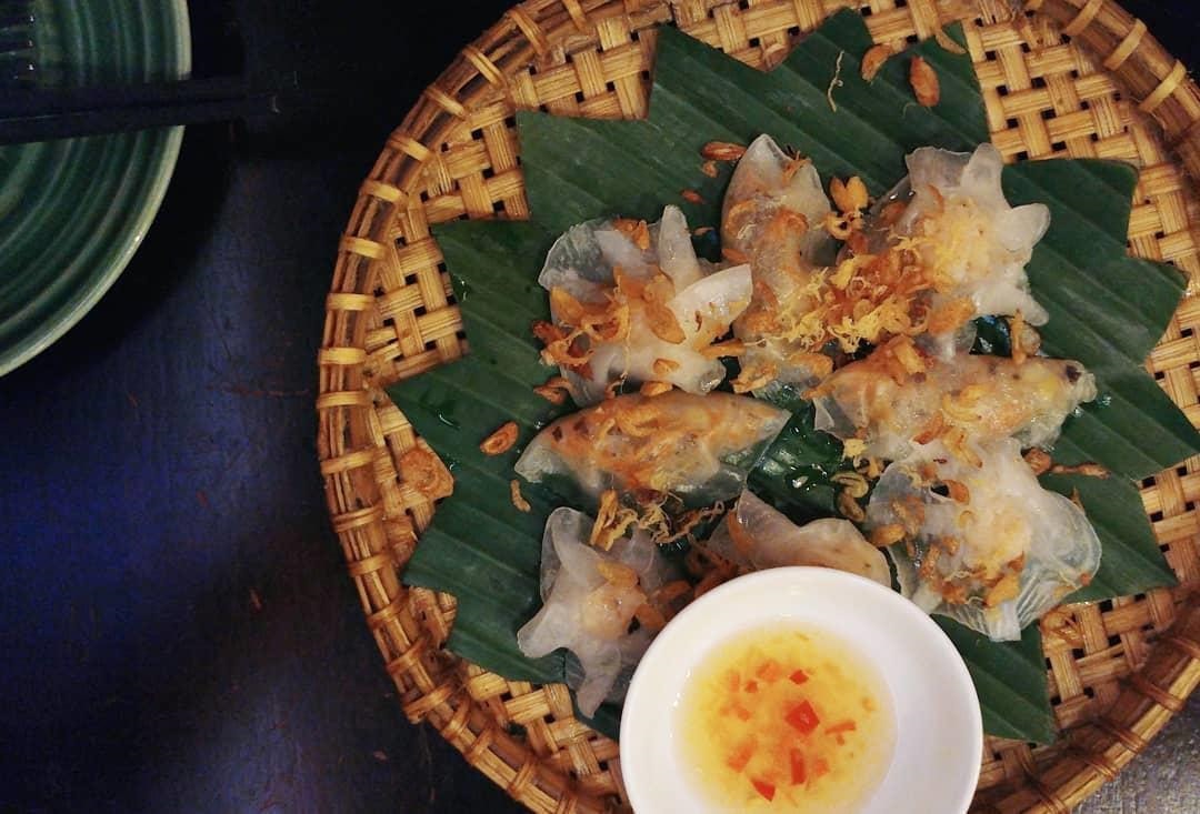 Bánh Bao, Bánh Vạc (white rose cakes). Photo: Sockrateees.