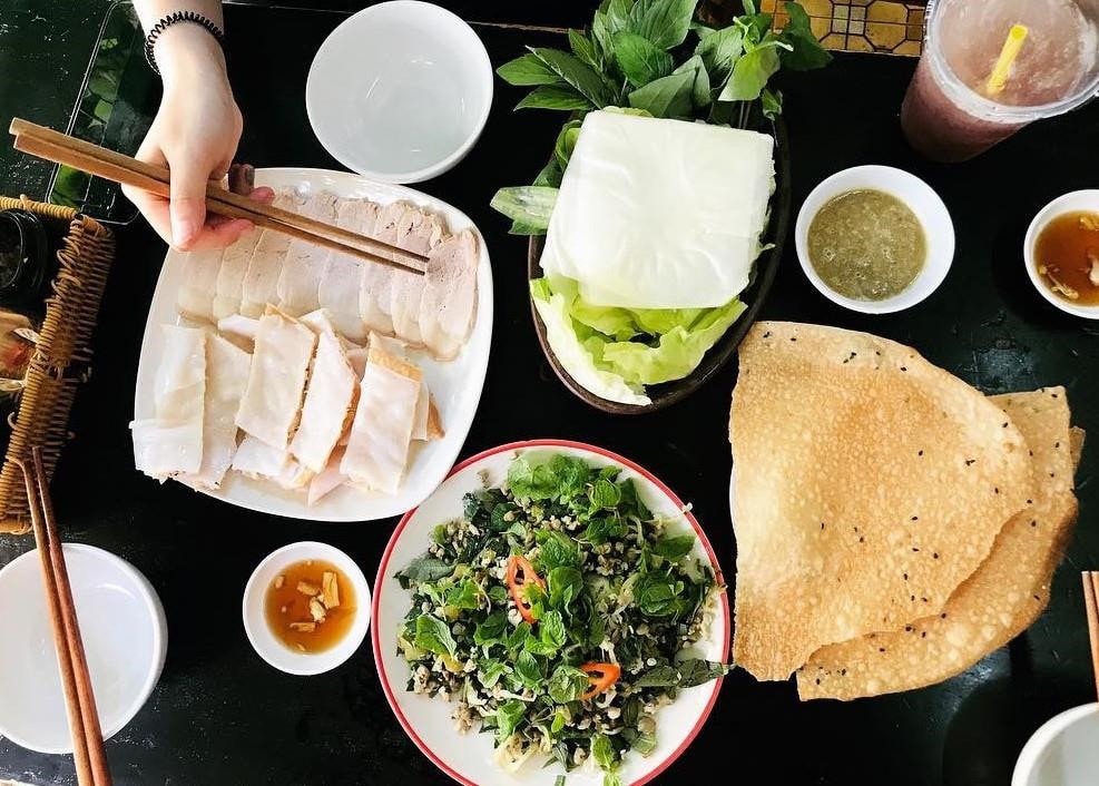 Bánh Đập (baked rice paper) and mussels. Photo: Taki¬-_tran