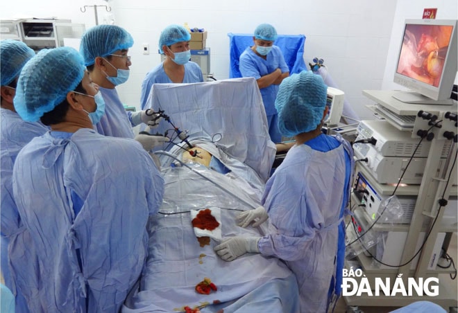 Đề án Bệnh viện vệ tinh mang lợi ích “kép”: nâng cao năng lực tuyến dưới và giảm tải cho tuyến trên.  Trong ảnh: Trung tâm Y tế Cẩm Lệ thực hành kỹ thuật phẫu thuật nội sôi túi mật theo Đề án 1816 của Bộ Y tế. 