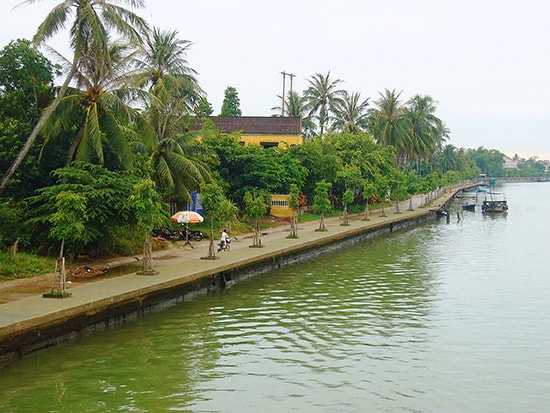 Đường kè ven sông trên địa bàn phường Sơn Phong luôn được giữ sạch, đẹp. Ảnh: Đ.H