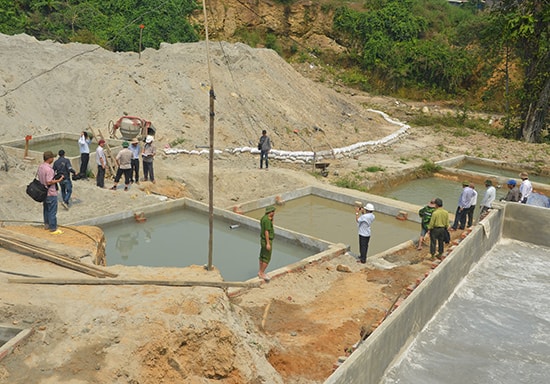 Hoạt động đã lâu nhưng nhà máy của Công ty TNHH Ngọc Lĩnh ở xã Phước Hiệp bây giờ mới xây hệ thống xử lý nước thải.Ảnh: H. P