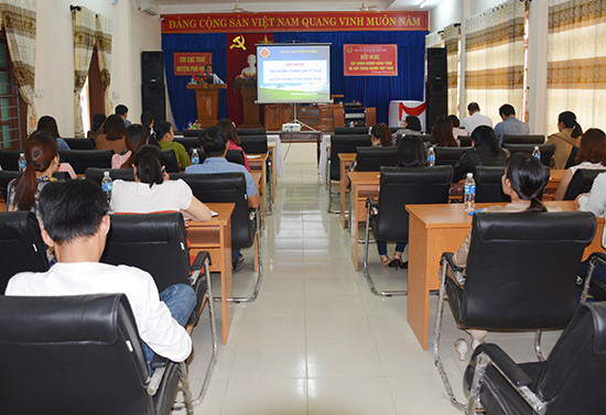 Chi cục Thuế Phú Ninh tổ chức tập huấn cho kế toán của các doanh nghiệp nhằm thực hiện hiệu quả công tác thuế. Ảnh: V.D