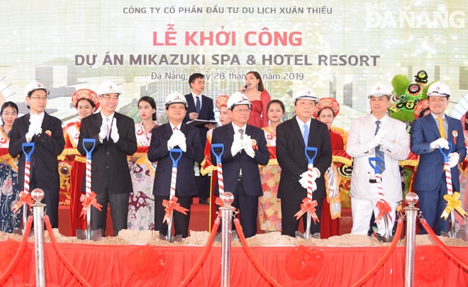 Lãnh đạo thành phố cùng thực hiện nghi thức khởi công dự án Mikazuki Spa & Hotel Resort.