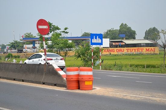 Đơn vị quản lý quốc lộ 1 đã lắp đặt điểm chắn dạng con lăn ngay đầu dải phân cách cứng, phía bắc tuyến tránh cầu Bà Rén có chức năng xoay và hấp thụ sốc khi xe đâm vào, điều chỉnh quỹ đạo, không để xe tiếp tục đâm sang làn bên cạnh. Ảnh: T.C.T