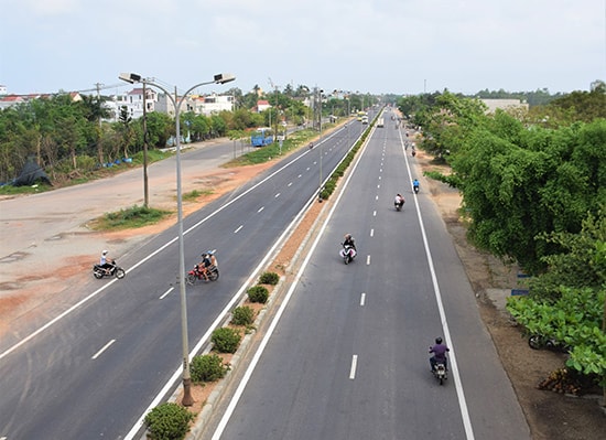 Trên quốc lộ 1, đoạn tuyến tránh đường Nguyễn Hoàng (TP.Tam Kỳ), tình trạng người tham gia giao thông đi ngược chiều diễn ra thường xuyên.  Ảnh: T.THẮNG