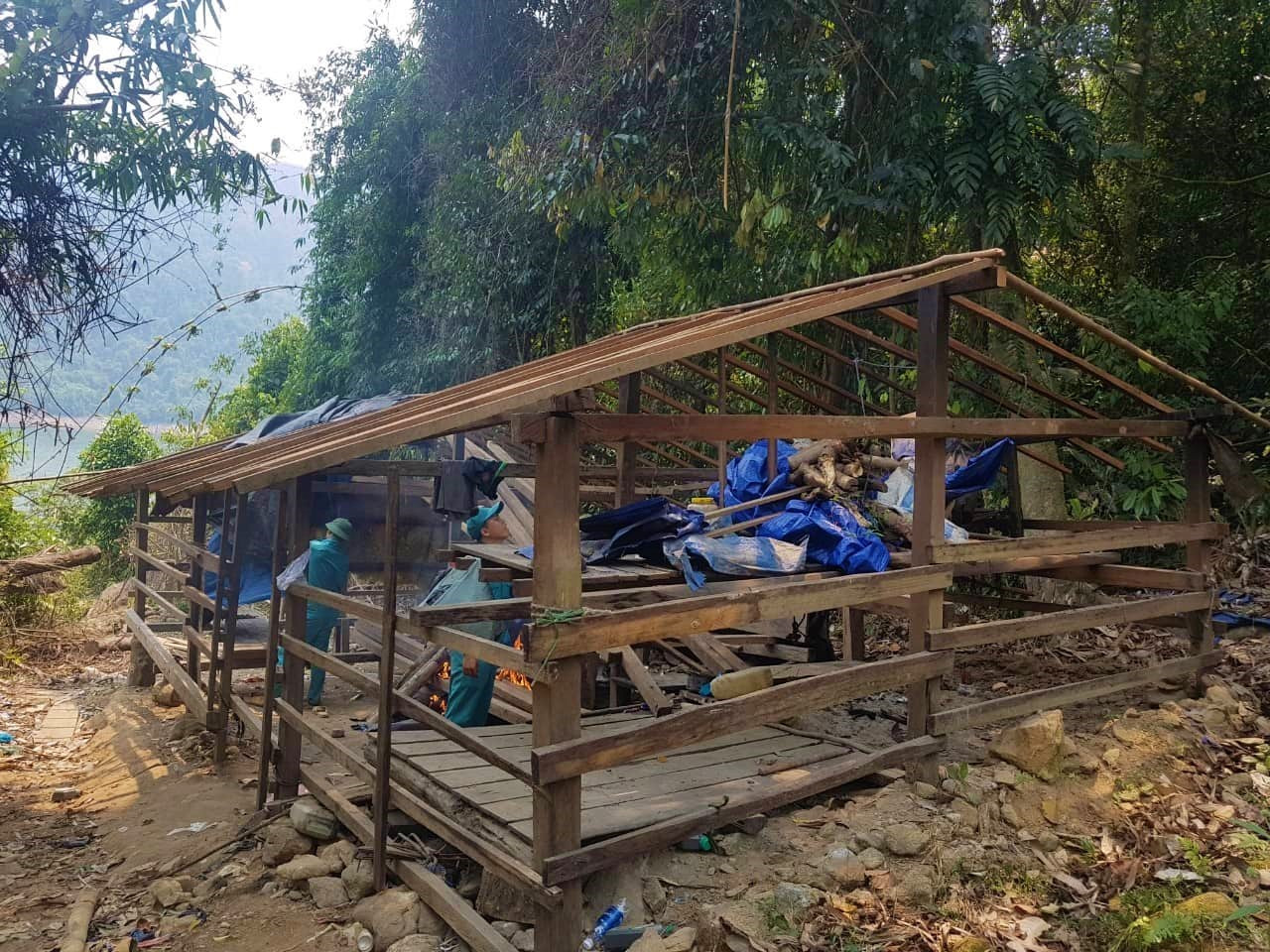 Lực lượng chức năng tiến hành đốt phá các lán trại dọc theo bìa rừng phòng hộ Sông Tranh (thuộc xã Trà Bui, huyện Bắc Trà My). Ảnh: THANH THẮNG