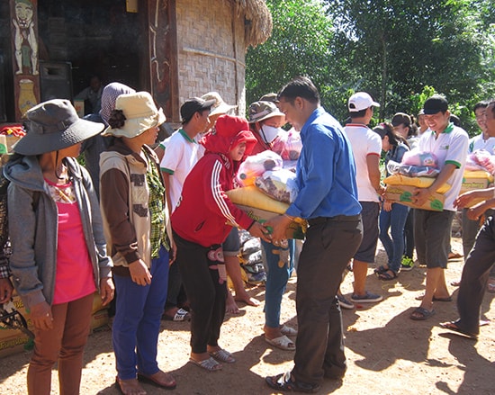 Nhiều hoàn cảnh khó khăn ở Quảng Nam được giúp đỡ nhờ sự kết nối giữa các nhóm từ thiện với nhà hảo tâm. TRONG ẢNH: Chi hội từ thiện Nguyện ước xanh trao quà cho người nghèo ở Đông Giang. Ảnh: C.N