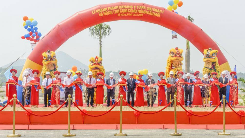 Phó Thủ tướng Vũ Đức Đam cắt băng khánh thành khu CNTT Đà Nẵng ngày 29.3.2019