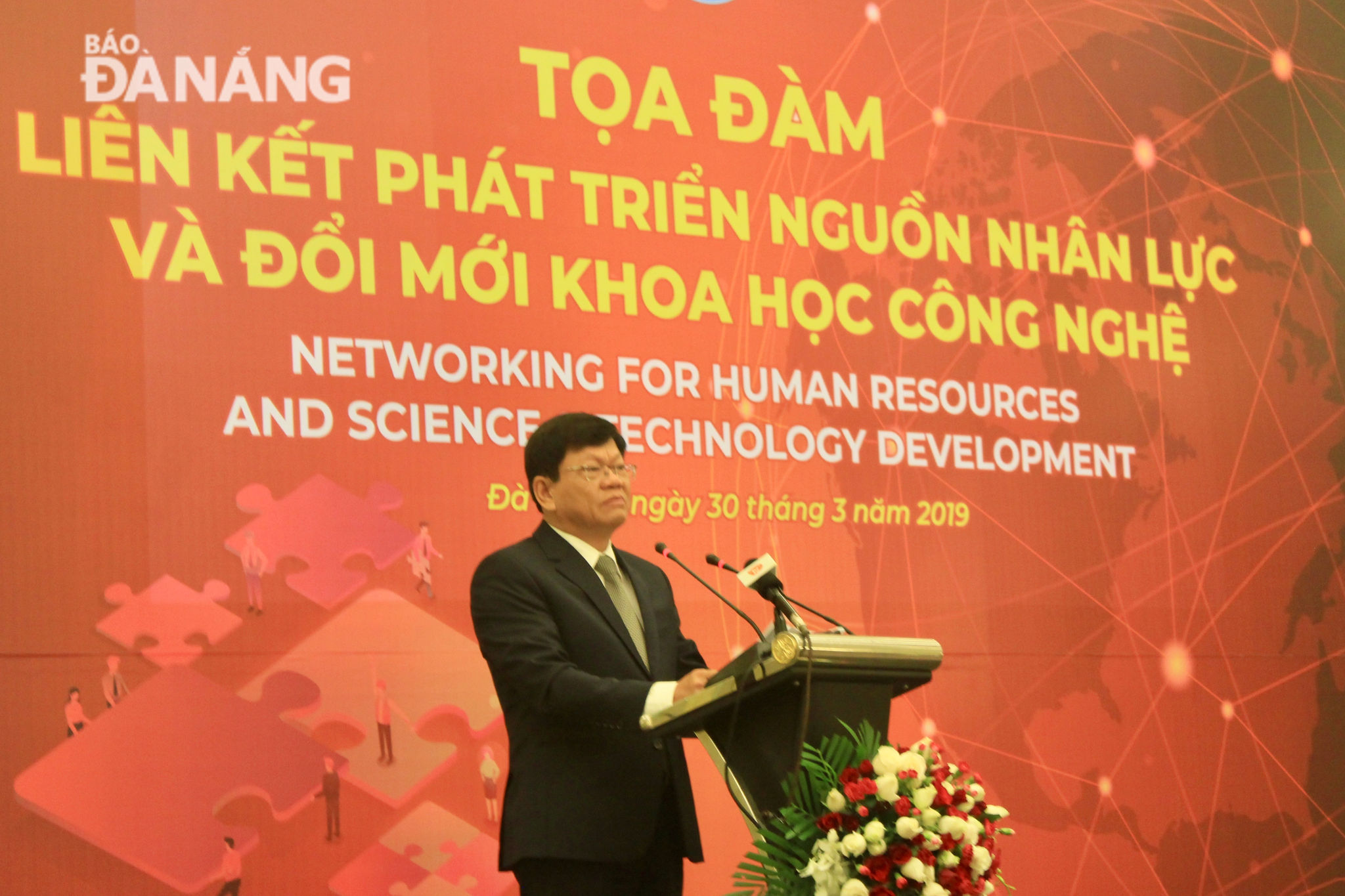 Phó Bí thư Thường trực Thành uỷ Võ Công Trí phát biểu khai mạc toạ đàm. Ảnh: KHANG NINH