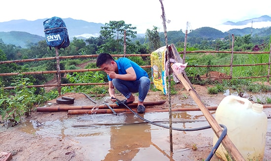 Một “bến nước” tự dẫn bằng ống su nhựa phục vụ cuộc sống sinh hoạt. 