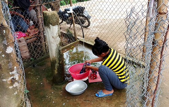 Không còn cách nào khác, để tiết kiệm nước, nhiều gia đình ở vùng cao đành làm hệ thống rào quanh khu vực vòi nước sạch để trẻ khỏi xả nước phung phí. Ảnh: ALĂNG NGƯỚC