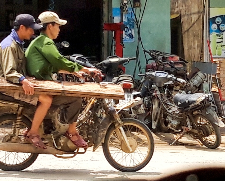 Ngoài không kính chiếu hậu, không đèn, người dân còn không đội mũ bảo hiểm khi lưu thông trên những chiếc “cà tàng”