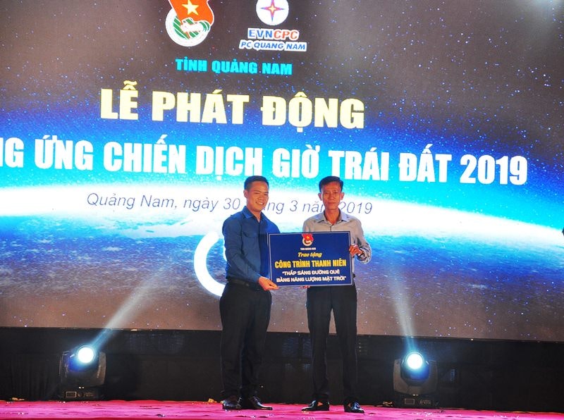 Các đại biểu thực hiện nghi thức tắt đèn hưởng ứng Giờ Trái đất 2019. Ảnh: V.A