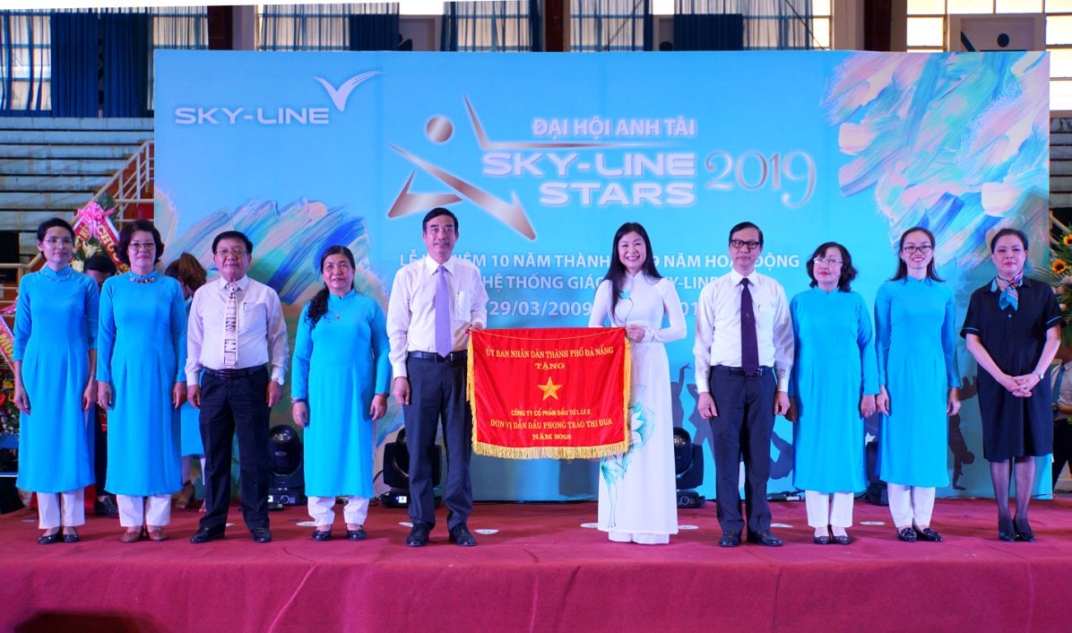  lãnh đạo thành phố trao tặng cờ “Đơn vị dẫn đầu phong trào thi đua năm 2018” cho Sky-Line.