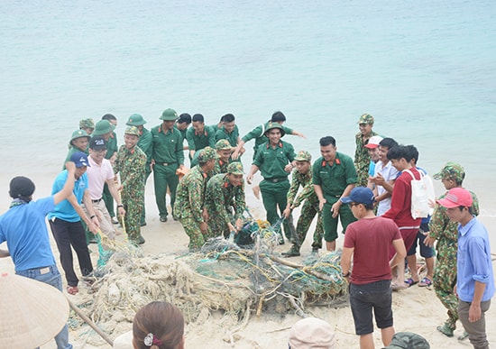 Chung tay dọn dẹp rác thải tại Cù Lao Chàm trong chiến dịch “Giờ Trái đất 2019”. 