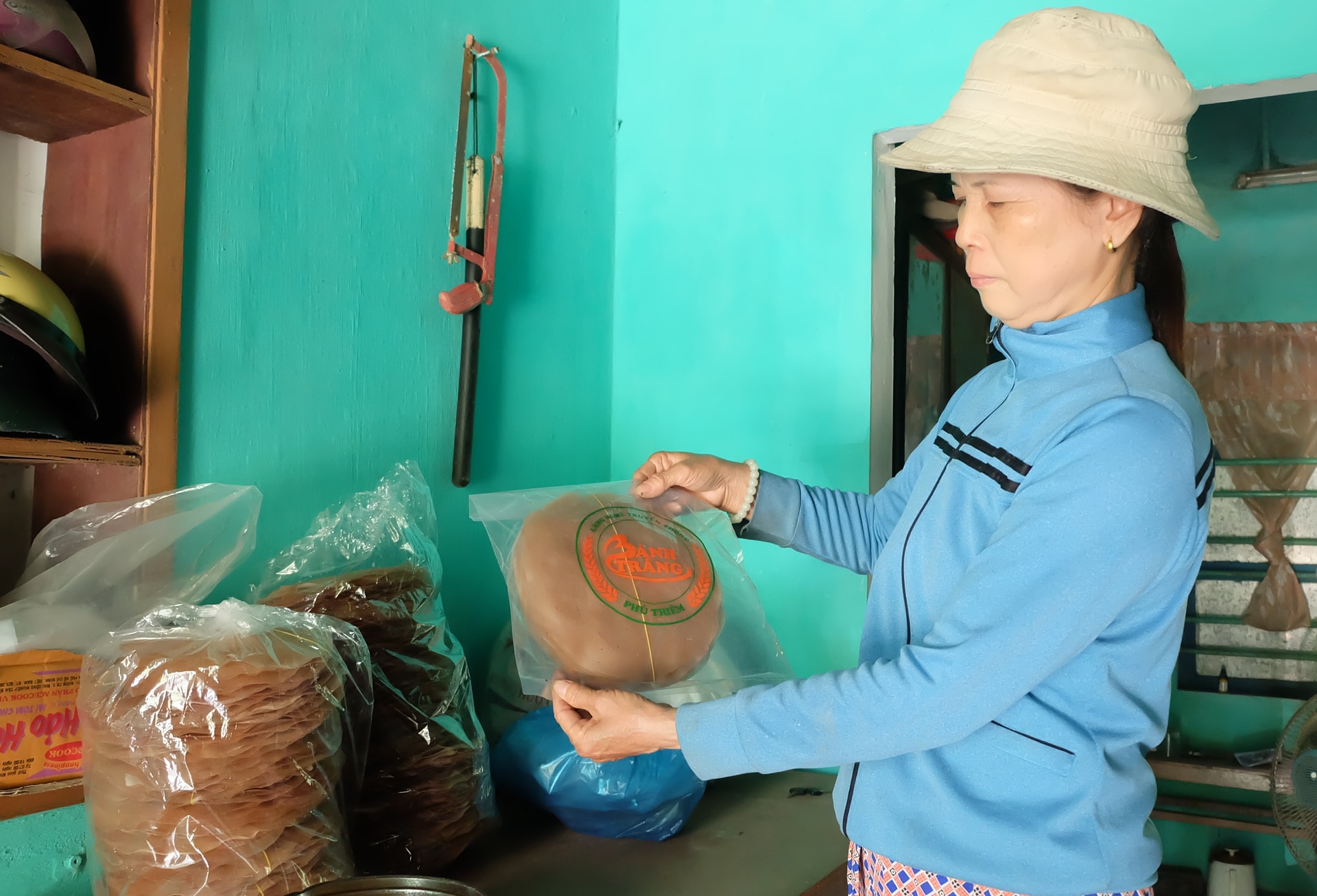 Với bao bì, nhãn hiệu cụ thể, bánh tráng Phú Triêm ngày càng được người tiêu dùng biết đến. Ảnh: L.C