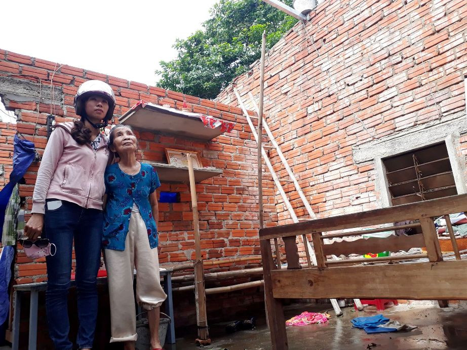 Ngôi nhà của bà Nguyễn Thị Thuận ở thôn Thắng Đông (xã Quế An, Quế Sơn) bị tốc mái hoàn toàn.