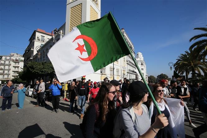 Người dân tham gia biểu tình tại Algiers, phản đối quyết định tranh cử nhiệm kỳ thứ 5 liên tiếp của Tổng thống Abdelaziz Bouteflika, ngày 1/3/2019. Ảnh: THX/ TTXVN