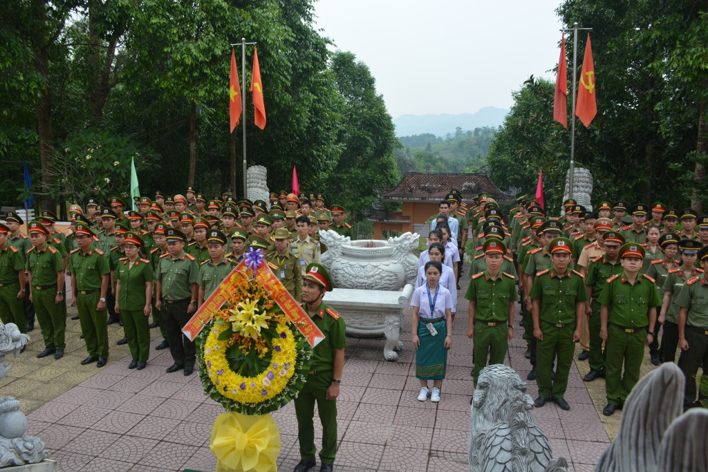 ĐTN Công an Quảng Nam và Sở An ninh tỉnh Sê Kông (Lào) viếng hướng Khu di tích An ninh khu V. Ảnh: L.M