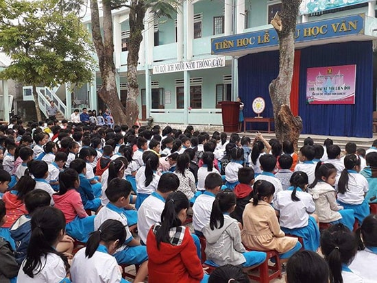 Chương trình “Thứ Hai về với liên đội” tại Trường Tiểu học Hoàng Diệu (Nông Sơn). Ảnh: T.T